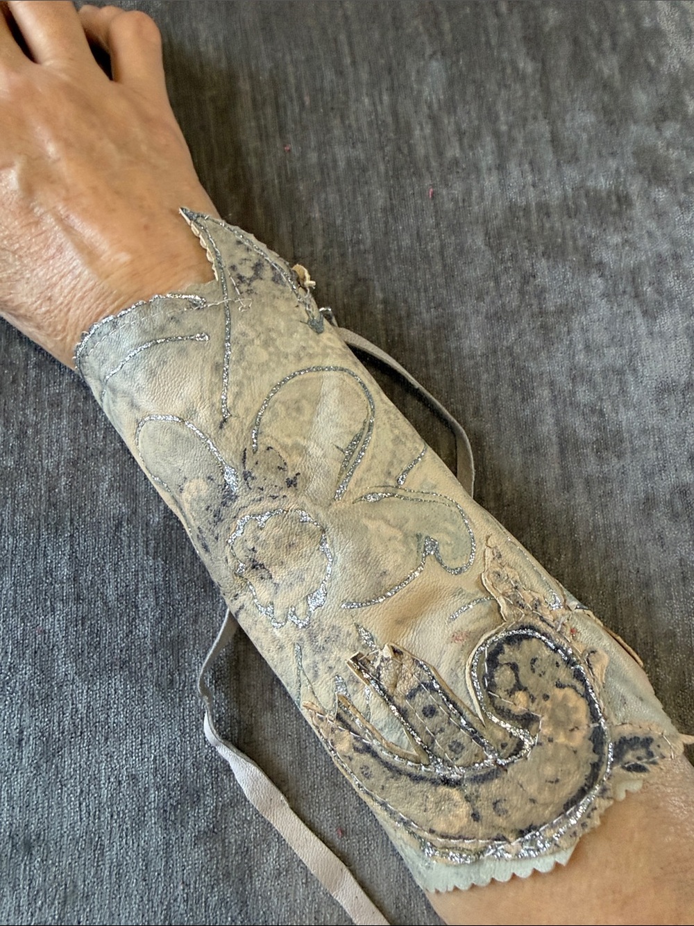 Leather Wrist Cuff Glove in Light Gray with Pach